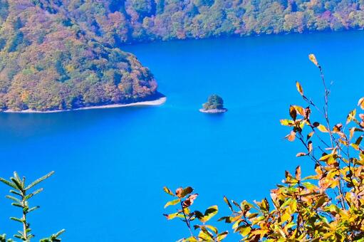奥日光の紅葉（中禅寺湖、男体山） 紅葉,秋,風景の写真素材