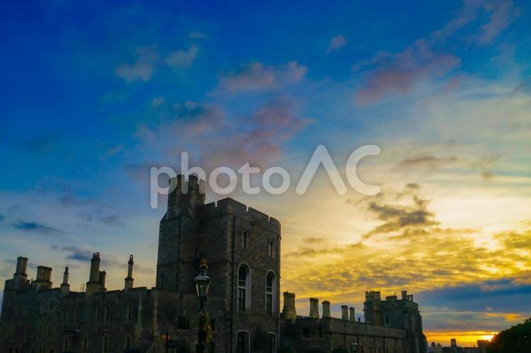 ウィンザー城と朝焼け ウィンザー城,朝焼け,イギリスの写真素材