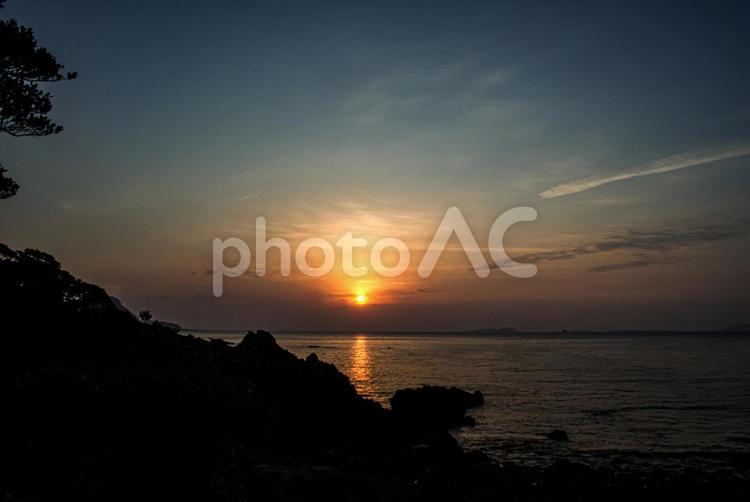 ＜五島夜明け＞鐙瀬溶岩海岸の日の出と水光 空,風景,晴天の写真素材