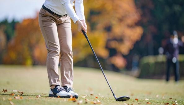 秋の紅葉の中で行われるゴルフコンペの写真