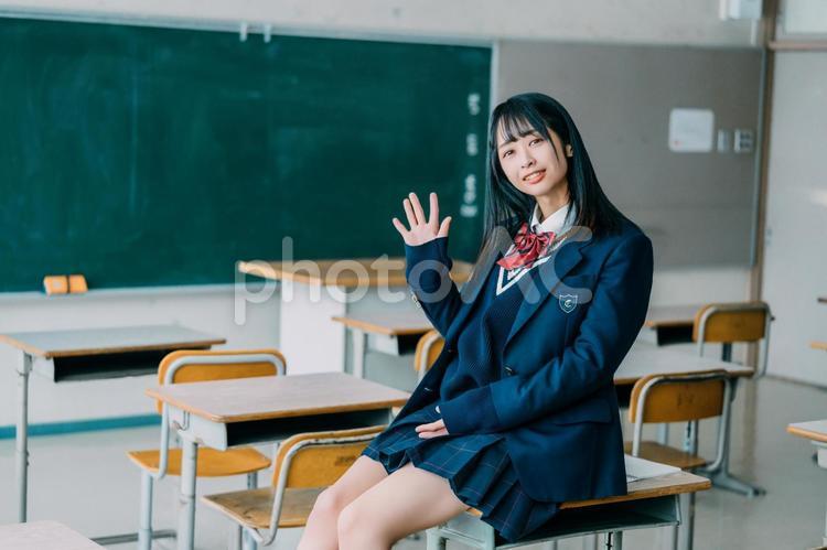 楽しそうに手を振ってくる女子高生 女子高校生,高校生,女子高生の写真素材