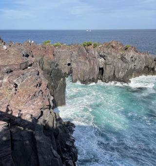 城ケ崎海岸の断崖絶壁に映る吊り橋の影 城ケ崎海岸の断崖絶壁に映る吊り橋の影 城ケ崎海岸,伊豆,伊東の写真素材