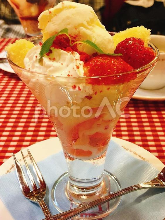 東京、カフェのイチゴサンデー 東京,カフェ,苺スイーツの写真素材