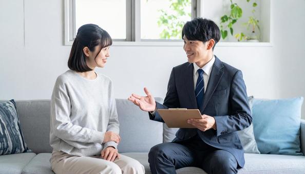 保険の案内をする保険外交員 保険の案内をする保険外交員の写真