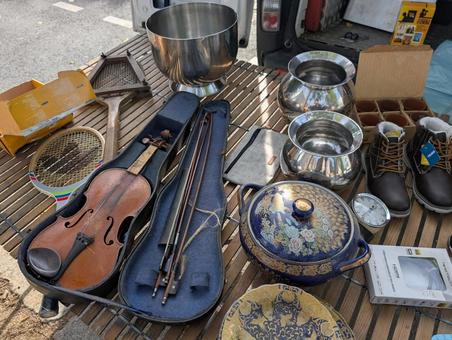 蚤の市 バイオリン,パリ,フランスの写真素材