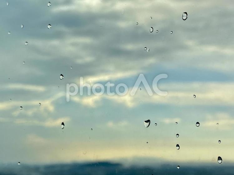 水滴のついた窓越しの、夕暮れの空 水滴,窓,幻想的の写真素材