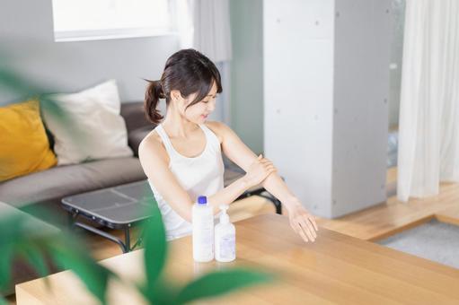 腕にクリームを塗る若い女性 腕にクリームを塗る若い女性の写真