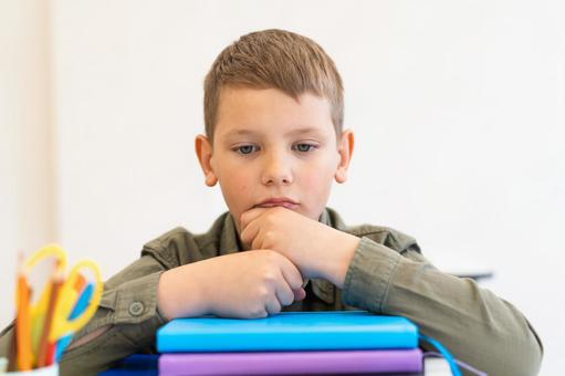 考えている男の子 男の子,子ども,人物の写真素材