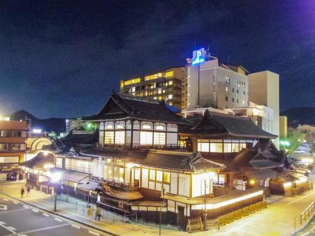 【愛媛県】松山市・道後温泉街 道後温泉,道後温泉本館,夜の写真素材