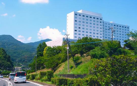 夏空、山、白い建物 夏空、山、白い建物 ビル,道路,ホテルの写真素材