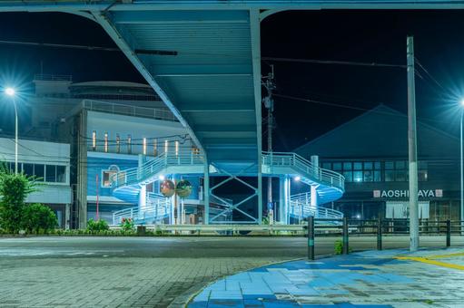 夜の青島参道商店街付近 夜の青島参道商店街付近 夜,夜景,建物の写真素材