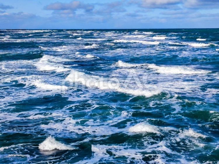 荒々しい冬のオホーツク海、北海道稚内市 海,白波,オホーツク海の写真素材