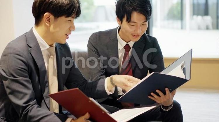 打ち合わせをするビジネスパーソン 打ち合わせ,アドバイス,助言の写真素材