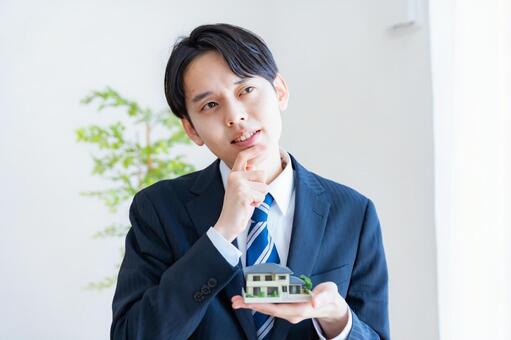 家の模型を持つ男性 建築士,設計士,賃貸の写真素材