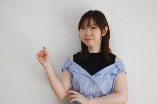 指さしする女性 指さしする女性 指さし,案内,プレゼンテーションの写真素材