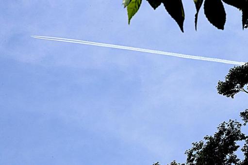 青空に飛行機雲の写真