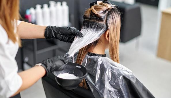 美容室で染まる髪の色 美容室で染まる髪の色の写真