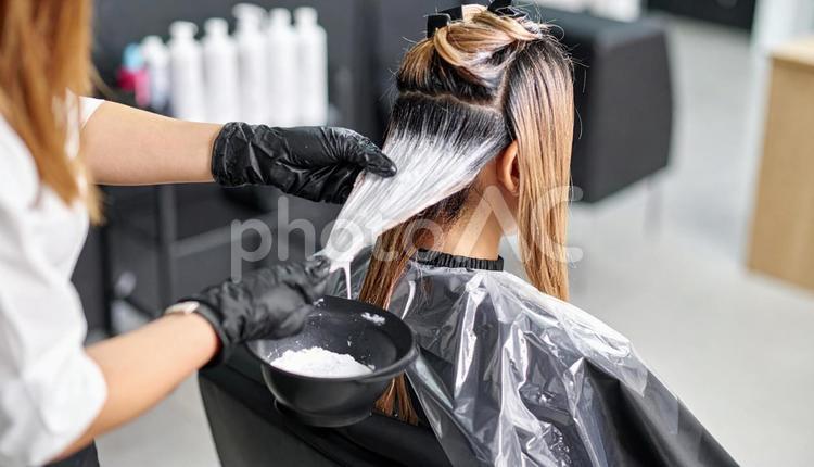 美容室で染まる髪の色 ヘアカラー,施術中,美容室の写真素材