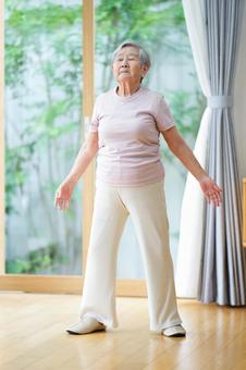 手を広げ目を瞑る女性 女性,体操,手を広げるの写真素材