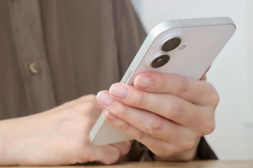 スマホを持つ女性 スマホを持つ女性 スマホ,女性,ビジネスの写真素材
