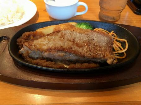 200gサーロインステーキとスパゲティ 200gサーロインステーキとスパゲティの写真