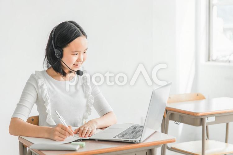 パソコンでオンライン学習をする子供 オンライン学習,子供,ict教育の写真素材