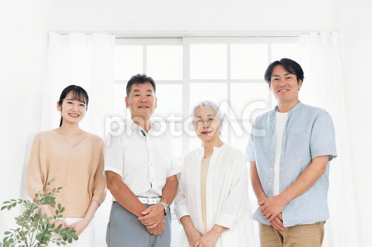 家族（老夫婦と若い男女） 家族,ファミリー,夫婦の写真素材