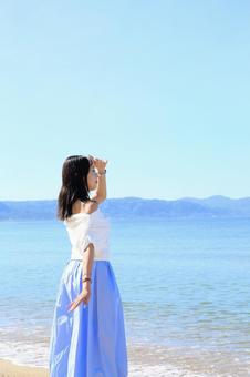 渚で海を眺める女性 女性,海,夏の写真素材