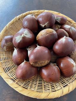 秋の味覚たっぷりざる盛りの栗_縦写真 栗,クリ,くりの写真素材