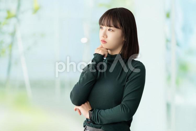 考えごとをする若い女性・ビジネスウーマン 女性,ビジネス,考えるの写真素材