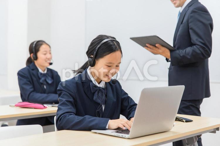 パソコンを使って勉強する子供・ICT教育 ict教育,パソコン,先生の写真素材