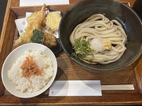ぶっかけうどんと天ぷら ぶっかけうどんと天ぷら ぶっかけうどん,うどん,讃岐うどんの写真素材