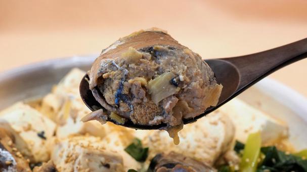 手作り・鯖水煮の肉豆腐風（食べるシーン） 鯖水煮の肉豆腐風,鯖,木綿豆腐の写真素材