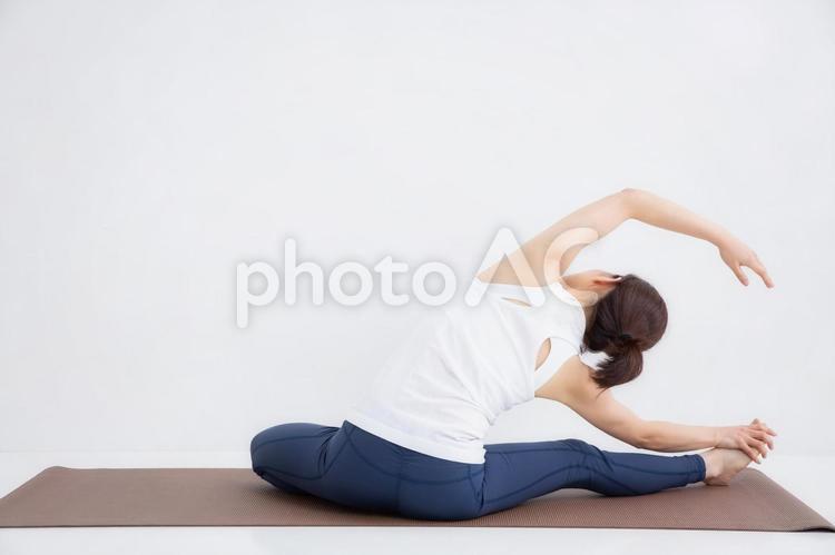 スポーツウェアをきた女性 ストレッチ,ヨガ,ピラティスの写真素材