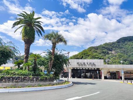 伊豆急下田駅駅前ロータリーと駅舎 伊豆急下田駅,駅前,ロータリーの写真素材