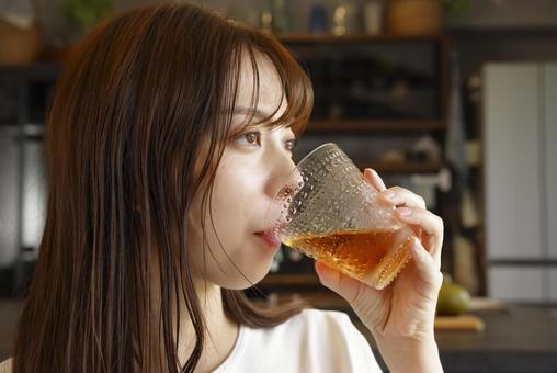笑顔でアイスティーを飲む女性 笑顔でアイスティーを飲む女性 女性,若い,笑顔の写真素材