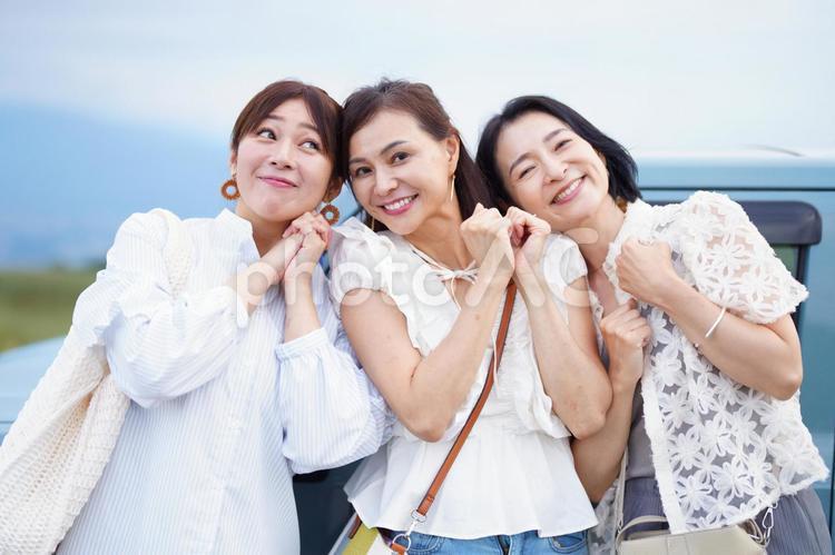 楽しそうに寄り添う仲良し3人 女性,寄り添う,ドライブの写真素材