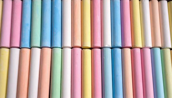並べられたパステルカラーのチョーク 並べられたパステルカラーのチョークの写真