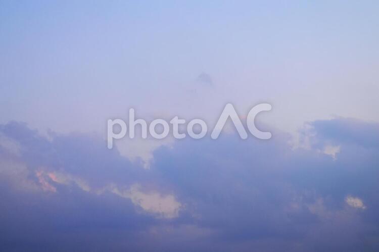 夕暮れ　夕焼け　ブルー　空　雲　綺麗 空,雲,夕暮れの写真素材
