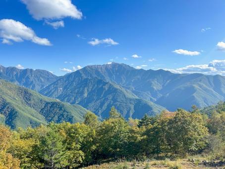 鹿嶺高原から見る仙丈ヶ岳 10月 鹿嶺高原から見る仙丈ヶ岳 10月 の写真
