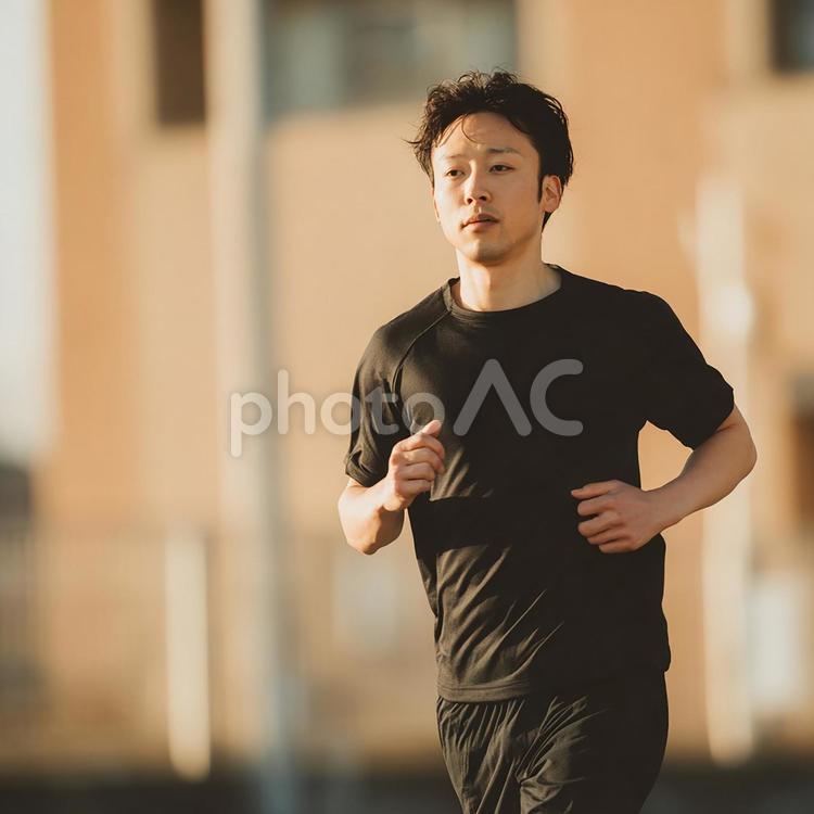 ランニングウェアを着てさわやかに走る男性 男性,日本人,アジア人の写真素材