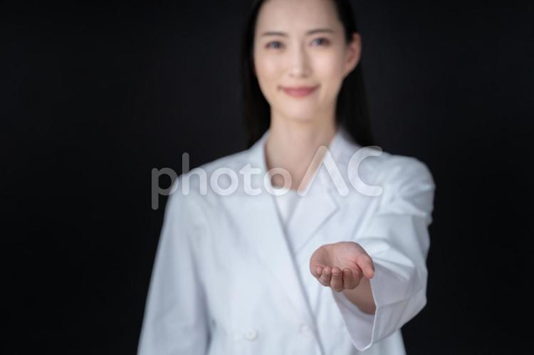 黒バックの若い女性の医者 医者,医師,研究の写真素材