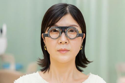 視力検査を受ける女性 視力検査,眼科,トライアルフレームの写真素材