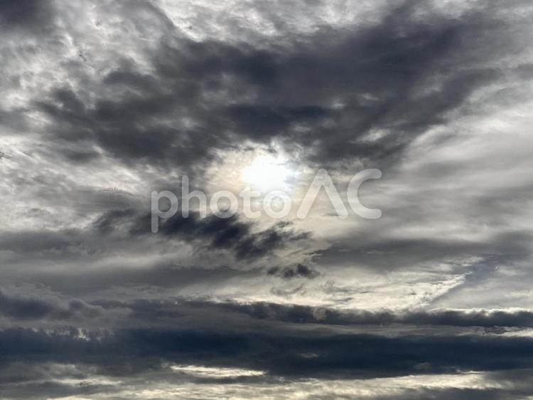 太陽と雲 太陽,雲,曇り空の写真素材