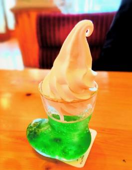 美味しいクリームソーダ クリームソーダ,ソフトクリーム,ドリンクの写真素材