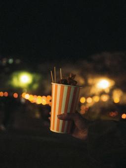 お祭りと唐揚げ お祭りと唐揚げ お祭り,夜,出店の写真素材