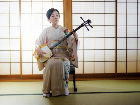 33:和服で三味線を演奏する女性 33:和服で三味線を演奏する女性 三味線,伝統芸能,和楽器の写真素材