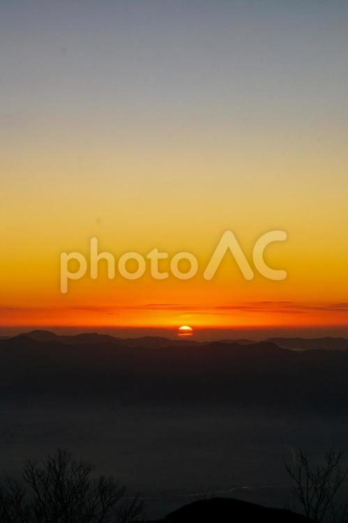 日の出　夜明け前の風景 朝焼け,マジックアワー,トワイライトの写真素材