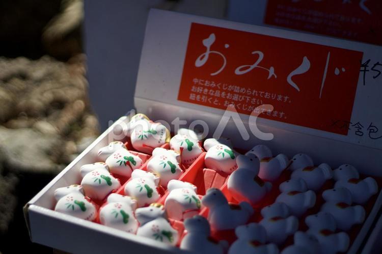 人形おみくじの写真 おみくじ,神社,みくじの写真素材