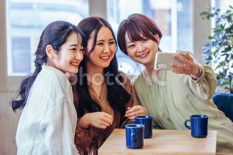 女子会・食事会で自撮りする女性たち 自撮り,女子会,セルフィーの写真素材